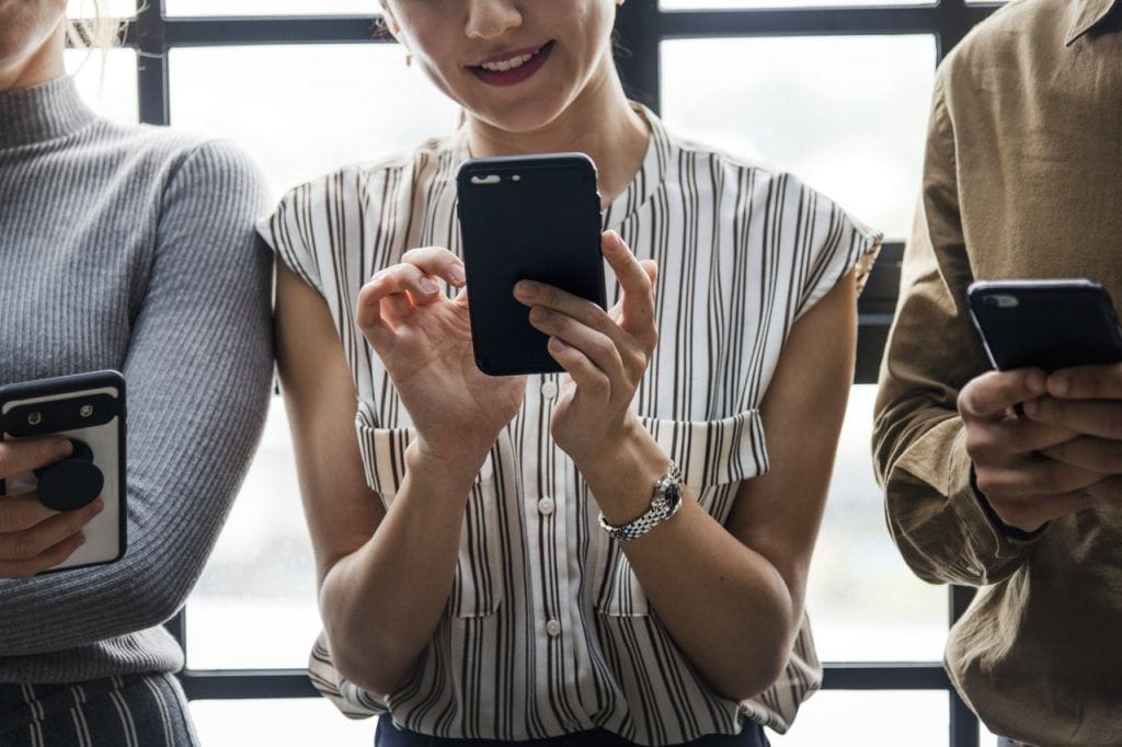 girl using social media